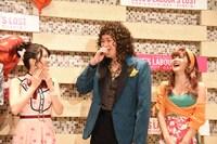 司会者に「大山さんの格好は、説明が必要かもしれませんね」と話を振られ、「え、僕ですか!?」と笑う大山真志（中央）。