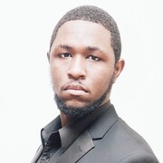 コリンズ役のシャフィーク・ヒックス。