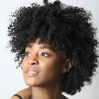 ミミ役のアイヤナ・スマッシュ。