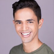 エンジェル役のジョシュア・タヴァレス。