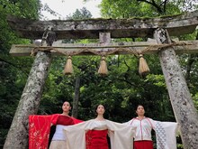 「shuffleyamamba」ビジュアル。(c)余越保子