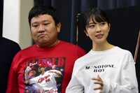左から我善導、小島梨里杏。