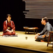 平田オリザ「この時代に、京都の新しい劇場で」青年団「走りながら眠れ」開幕