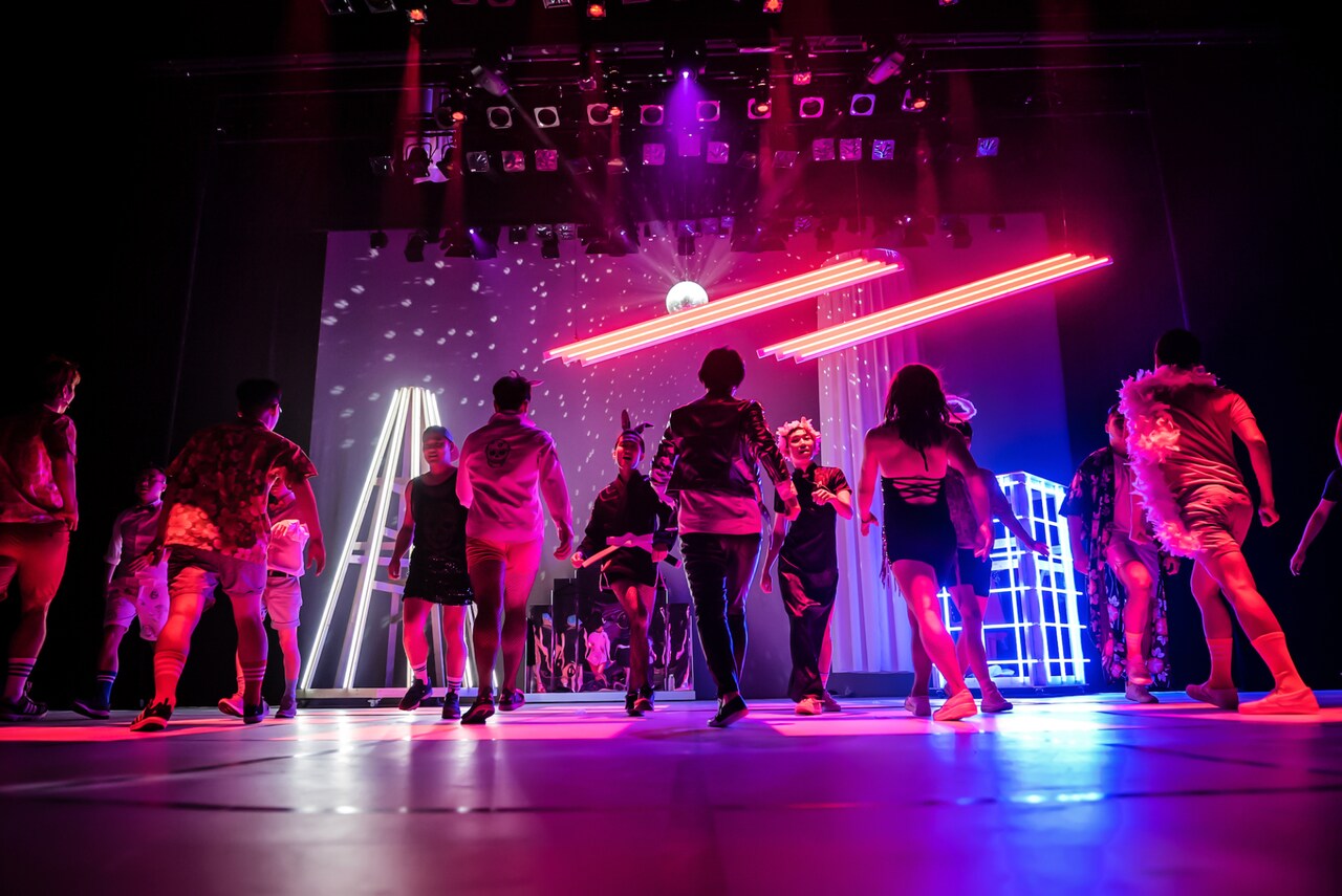 男役を志す女性とゲイコーラスグループが共演「変則のファンタジー」