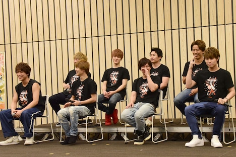 前列右端が、「ジャスティス！」と決め台詞を言いながらポーズを取る松本幸大（宇宙Six / ジャニーズJr.）