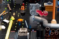 チェルフィッチュ×金氏徹平「消しゴム山」より。（Photo by Yuki Moriya）