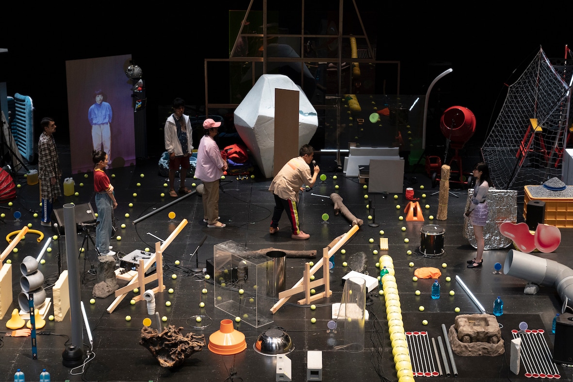 「消しゴム山」に岡田利規「変なものができました。ここまで変だとは」