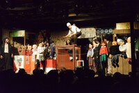 唐組 第64回公演「ビニールの城」より。（撮影：平早勉）