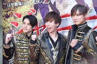 日生劇場10月公演 ABC座「ジャニーズ伝説2019」囲み取材より、さまざまな表情で撮影に応じるA.B.C-Zの面々。左から五関晃一、河合郁人、橋本良亮。