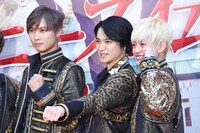 日生劇場10月公演 ABC座「ジャニーズ伝説2019」囲み取材より、思い思いのポーズで撮影に応じるA.B.C-Zの面々。左から橋本良亮、戸塚祥太、塚田僚一。