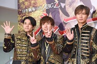 左から五関晃一、河合郁人、橋本良亮。