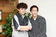 左から藤田俊太郎、尾上右近。