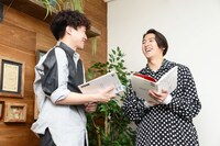 左から藤田俊太郎、尾上右近。