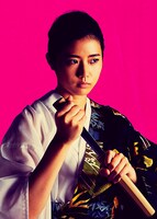 瀧野由美子（STU48）の扮装ビジュアル。