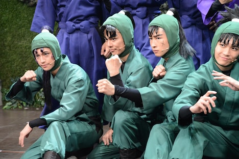 左から立花仙蔵役の湯本健一、潮江文次郎役の渡辺和貴、中在家長次役の新井雄也、七松小平太役の木村優良。