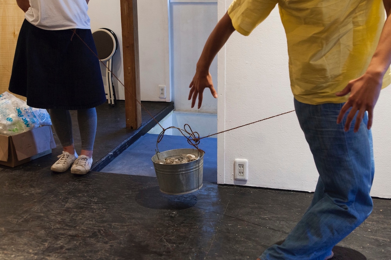 茶室で繰り広げられる音と美術とダンス、神村恵「Strange Green Powder」