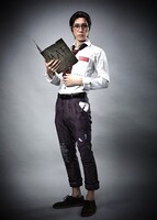 田中稔彦扮する弁護士（フレディ・ライリー）。