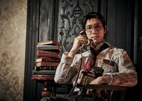 田中稔彦扮する弁護士（フレディ・ライリー）のイメージビジュアル。