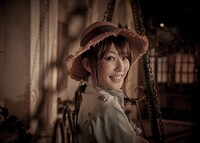 藤白レイミ扮する庭師（エマ・ウッズ）のイメージビジュアル。