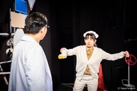 前回公演「パリドライビングスクール」より。（撮影：山内拓也）