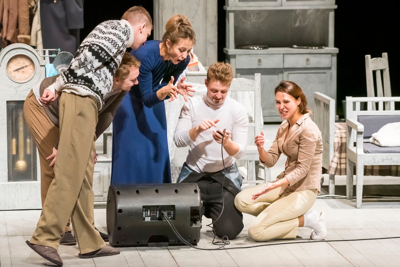 キャストがロシア手話で会話を交わす、レッドトーチ・シアター「三人姉妹」開幕