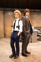 左から植田圭輔扮するショウ。、染谷俊之扮するレイジ。