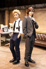 左から植田圭輔扮するショウ。、染谷俊之扮するレイジ。