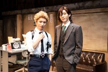 左から植田圭輔扮するショウ。、染谷俊之扮するレイジ。