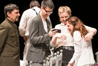 レッドトーチ・シアター「三人姉妹」1幕より。（撮影：後藤敦司）