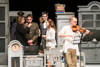 レッドトーチ・シアター「三人姉妹」1幕より。（撮影：後藤敦司）