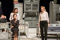 レッドトーチ・シアター「三人姉妹」1幕より。（撮影：後藤敦司）