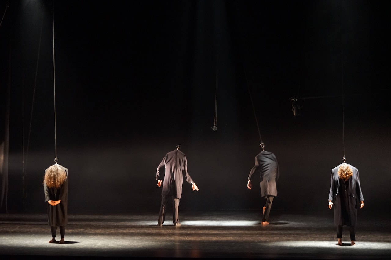 ディストピアで人々の“強さ”描く、ラファエル・ボワテル「地上の天使たち」開幕