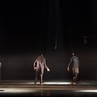 ディストピアで人々の“強さ”描く、ラファエル・ボワテル「地上の天使たち」開幕