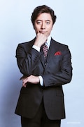 本郷小次郎扮する塚原宏治。