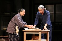 文学座「一銭陶貨 ～七億分の一の奇跡～」より。（撮影：宮川舞子）