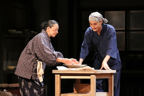 文学座「一銭陶貨 ~七億分の一の奇跡~」より。(撮影:宮川舞子)