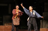 文学座「一銭陶貨 ～七億分の一の奇跡～」より。（撮影：宮川舞子）