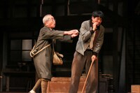 文学座「一銭陶貨 ～七億分の一の奇跡～」より。（撮影：宮川舞子）