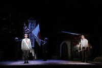 文学座「一銭陶貨 ～七億分の一の奇跡～」より。（撮影：宮川舞子）