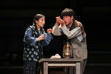 文学座「一銭陶貨 ～七億分の一の奇跡～」より。（撮影：宮川舞子）