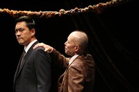 秋の劇場16 座・高円寺 新レパートリー「男たちの中で～In the Company of Men～」より。（撮影：梁丞佑）