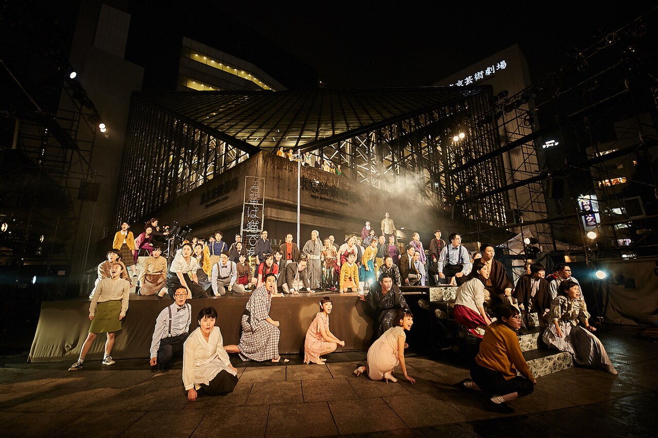 少雨決行！ノゾエ征爾と約80名の「野外劇 吾輩は猫である」開幕