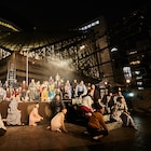 少雨決行!ノゾエ征爾と約80名の「野外劇 吾輩は猫である」開幕