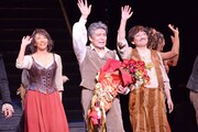 日本初演50周年記念公演 ミュージカル「ラ・マンチャの男」上演回数1300回特別カーテンコールより、左から瀬奈じゅん、松本白鸚、駒田一。