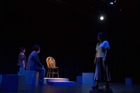 「第10回せんがわ劇場演劇コンクール」で上演されたイチニノ「なかなおり／やりなおし」より。