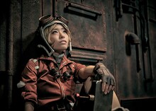 坪井未来扮する機械技師（トレイシー・レズニック）のイメージビジュアル。