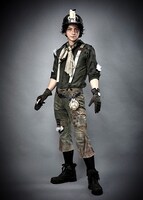 須賀京介扮する探鉱者（ノートン・キャンベル）。