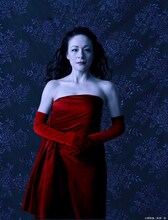 エリザベス女王役のシルビア・グラブのビジュアル。（撮影：山崎伸康 / デザイン：秋澤一彰）