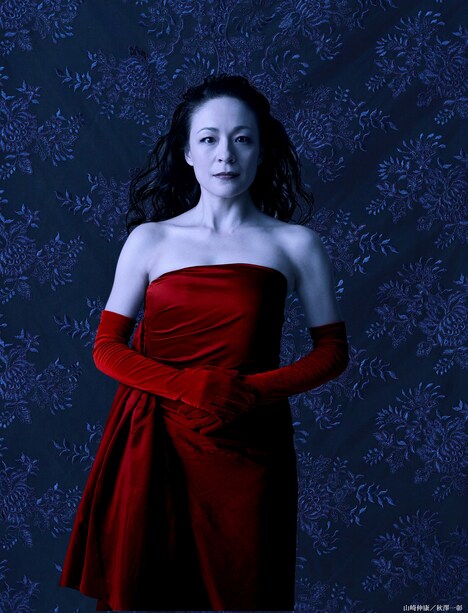 シルビア・グラブ扮するイングランド女王エリザベス。