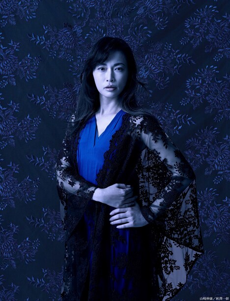 長谷川京子扮するスコットランド女王メアリ。